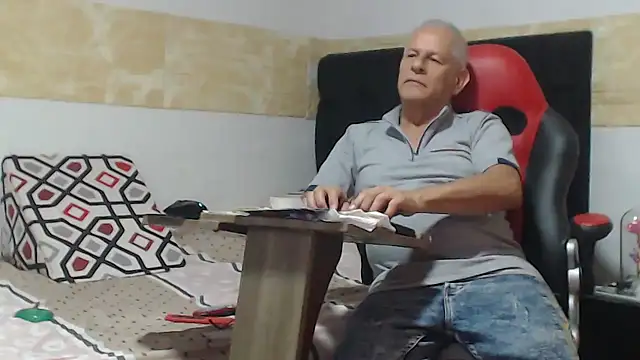 Snapshot of VALENTINO1983_ chatting on October 11, 2025, 11:47 pm VALENTINO1983 online show from October 11, 2025, 11:47 pm