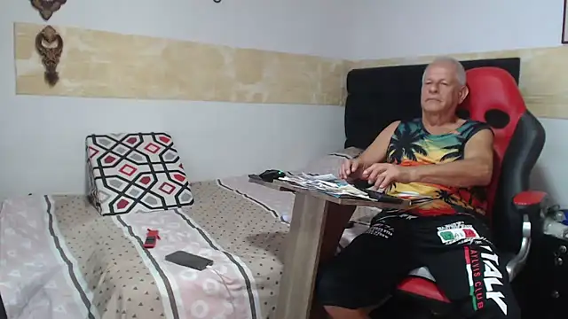 Snapshot of VALENTINO1983_ chatting on October 22, 2025, 3:45 pm VALENTINO1983 online show from October 22, 2025, 3:45 pm