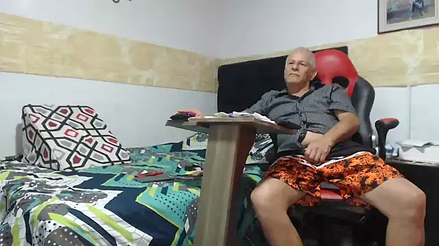 Snapshot of VALENTINO1983_ chatting on November 15, 2025, 7:05 am VALENTINO1983 online show from November 15, 2025, 7:05 am