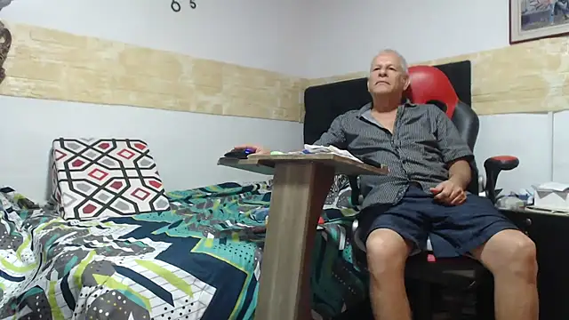 Snapshot of VALENTINO1983_ chatting on November 15, 2025, 10:04 pm VALENTINO1983 online show from November 15, 2025, 10:04 pm