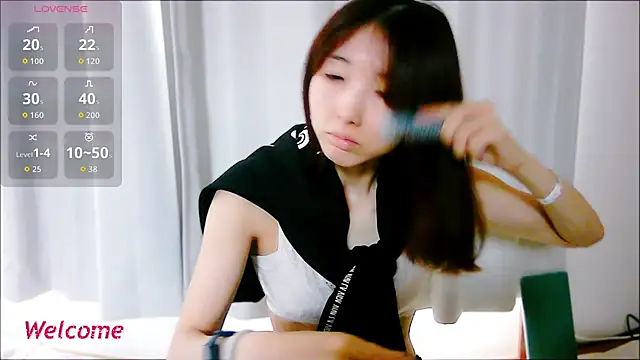 Snapshot of Love_me_Eri_ chatting on October 6, 2025, 12:19 am Love me Eri  online show from October 6, 2025, 12:19 am