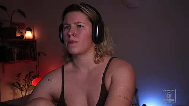 moonamii online show from March 4, 2026, 6:25 pm