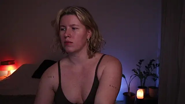 moonamii online show from April 8, 2026, 8:42 pm