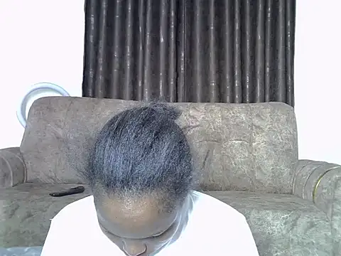 Snapshot of AurelAda chatting on December 4, 2025, 12:09 am AurelAda online show from December 4, 2025, 12:09 am