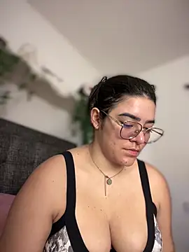 Lia flowers online show from March 17, 2025, 11:00 pm