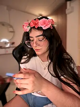 Lia flowers online show from November 3, 2025, 11:15 pm