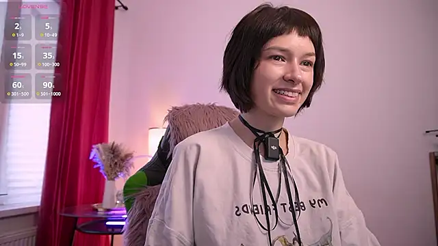 VivianLy  online show from February 28, 2026, 1:23 pm