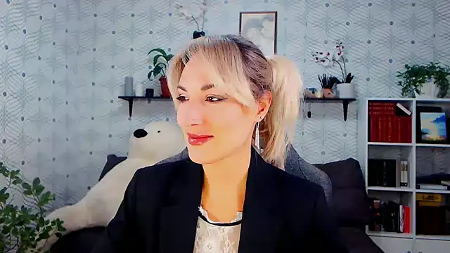 MillaXQueen online show from October 14, 2025, 2:07 pm