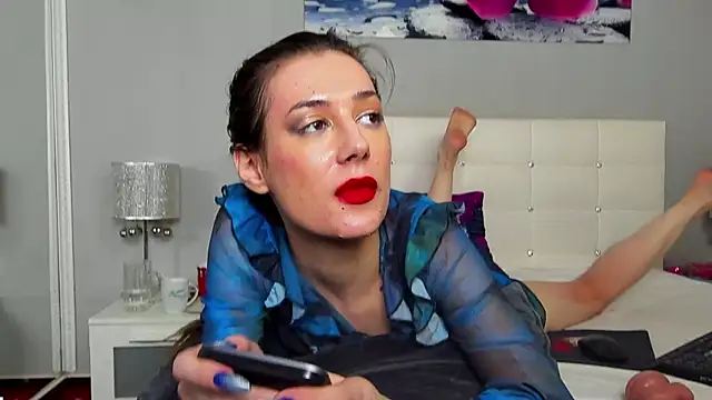 JuliaHunts online show from November 24, 2025, 5:45 pm