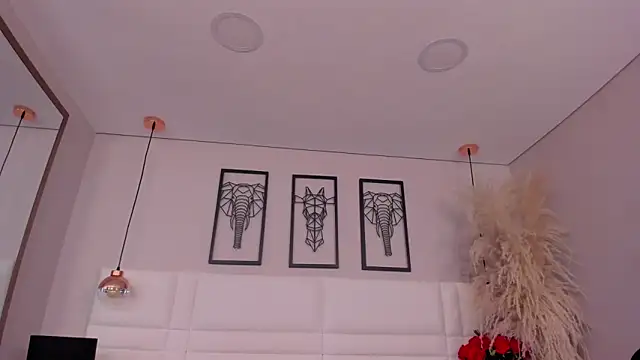 Rebeca jones online show from December 20, 2025, 12:01 pm