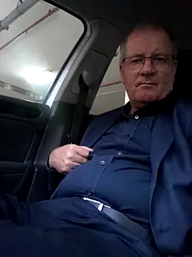 stiffandlubedxh online show from December 9, 2024, 7:28 am