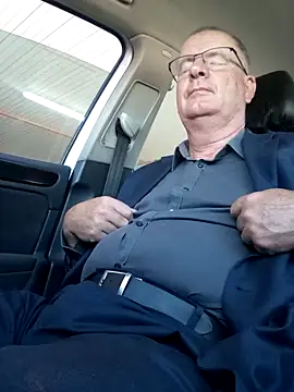 stiffandlubedxh online show from January 7, 2025, 7:31 am