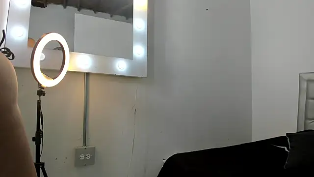 SEXXYLATINCOUPLE1 online show from October 29, 2025, 10:17 am