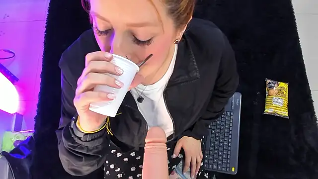 Snapshot of JulietaAlves chatting on January 8, 2026, 11:23 am JulietaAlves online show from January 8, 2026, 11:23 am