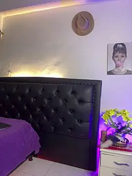 lonely shewolf online show from December 17, 2025, 7:20 pm