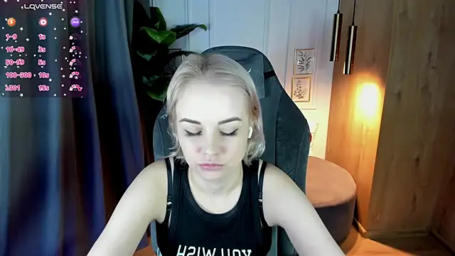 StephanieSweety online show from March 7, 2025, 12:12 pm