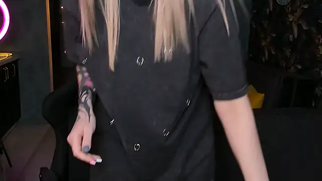 Snapshot of Blckmirrorr chatting on November 2, 2025, 1:46 pm Blckmirrorr online show from November 2, 2025, 1:46 pm