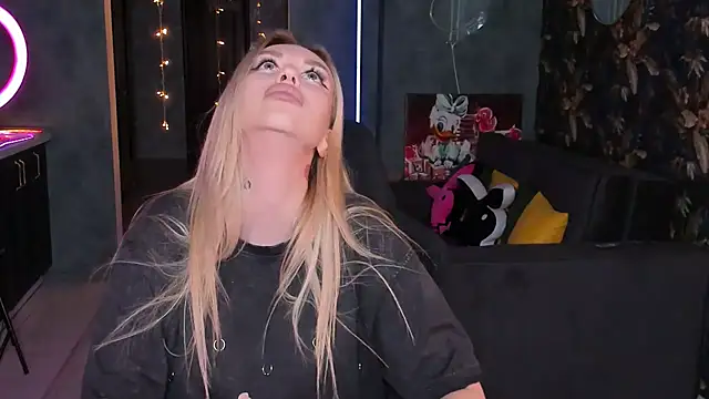 Snapshot of Blckmirrorr chatting on November 11, 2025, 8:20 pm Blckmirrorr online show from November 11, 2025, 8:20 pm