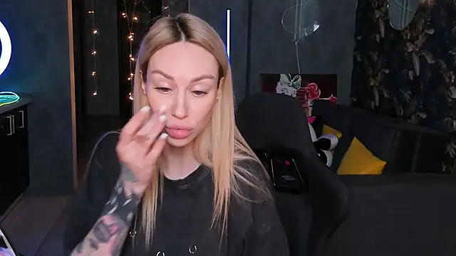 Snapshot of Blckmirrorr chatting on November 19, 2025, 12:05 pm Blckmirrorr online show from November 19, 2025, 12:05 pm