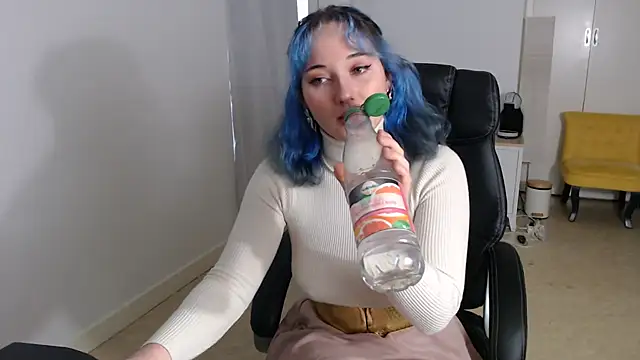 Snapshot of Crystal-dreamt chatting on November 3, 2025, 10:16 am Crystal-dreamt online show from November 3, 2025, 10:16 am