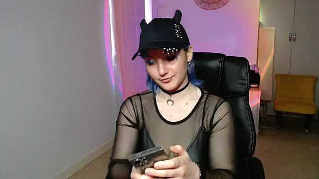 Snapshot of Crystal-dreamt chatting on November 5, 2025, 1:22 pm Crystal-dreamt online show from November 5, 2025, 1:22 pm