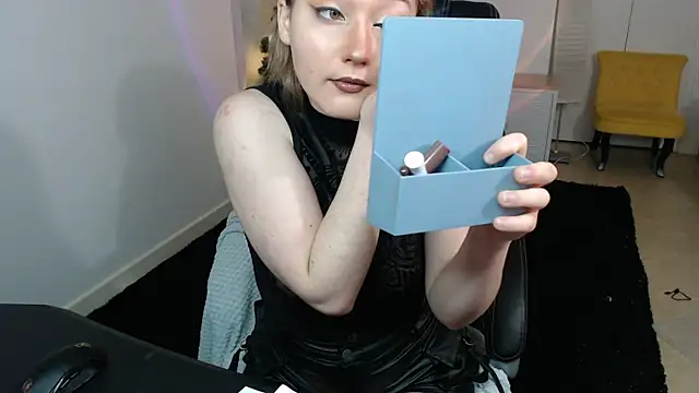 Snapshot of Crystal-dreamt chatting on December 3, 2025, 10:02 am Crystal-dreamt online show from December 3, 2025, 10:02 am