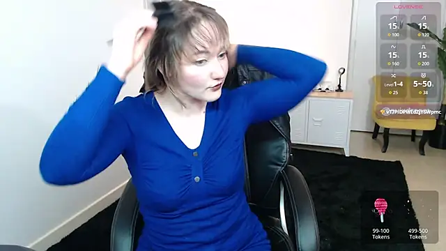 Crystal-dreamt online show from April 13, 2026, 3:28 pm