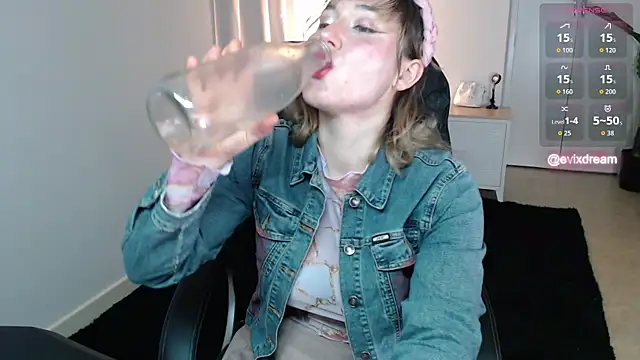 Crystal-dreamt online show from April 20, 2026, 2:53 pm