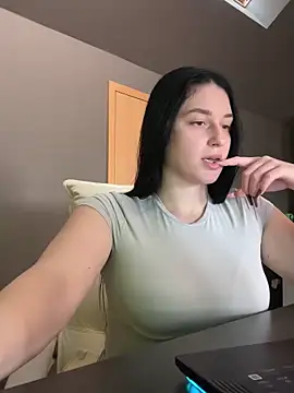 moniqque online show from October 13, 2025, 1:33 pm