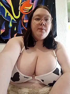 Sexycurvyemilyy online show from April 11, 2026, 8:02 pm