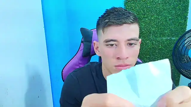 Snapshot of DEIBY_BABY chatting on February 12, 2025, 12:27 am DEIBY BABY online show from February 12, 2025, 12:27 am