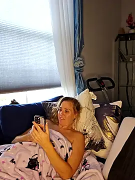 SkyelarSommer online show from October 28, 2025, 3:47 pm