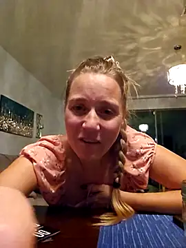 SkyelarSommer online show from October 30, 2025, 4:47 am