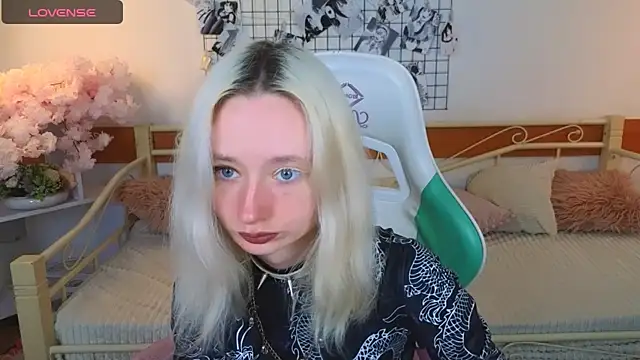 Katia Kim online show from April 15, 2026, 5:03 am