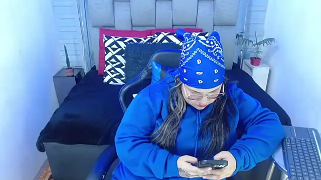 evelin zaens online show from November 23, 2025, 4:23 am