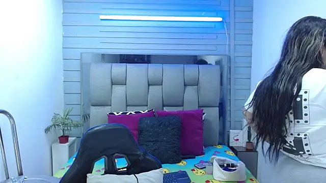 evelin zaens online show from April 10, 2026, 6:07 am