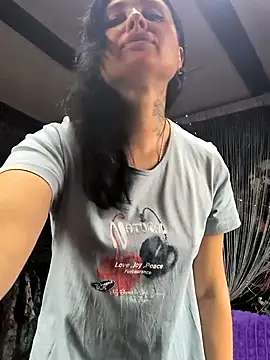 KikiXRed online show from November 12, 2025, 11:10 am