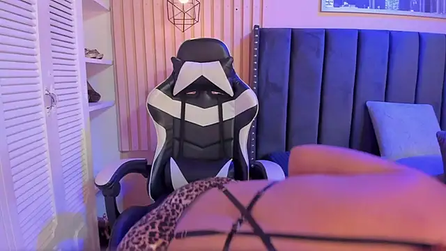 ashlye miller  online show from November 28, 2025, 4:26 am