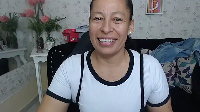 Snapshot of mature_martina chatting on March 21, 2025, 12:06 pm mature martina online show from March 21, 2025, 12:06 pm