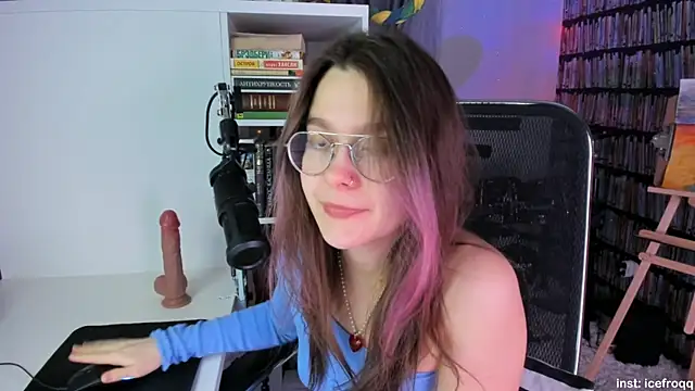 Snapshot of icefroqq chatting on February 23, 2025, 10:42 pm icefroqq online show from February 23, 2025, 10:42 pm