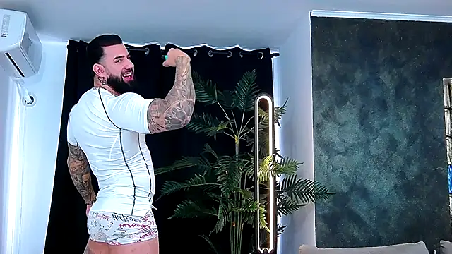 masterkingofmusclee online show from November 21, 2025, 8:13 am