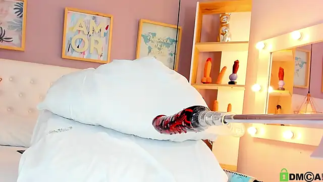 julyanna  online show from October 8, 2025, 8:39 pm