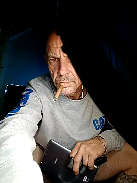 Snapshot of deepstroker42071 chatting on September 23, 2025, 5:32 am deepstroker42071 online show from September 23, 2025, 5:32 am