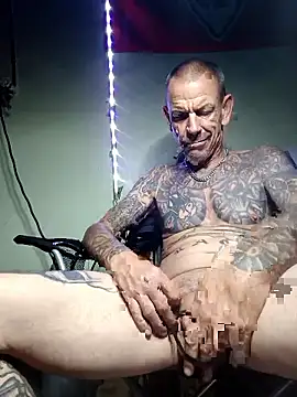 Snapshot of deepstroker42071 chatting on October 13, 2025, 6:13 am deepstroker42071 online show from October 13, 2025, 6:13 am