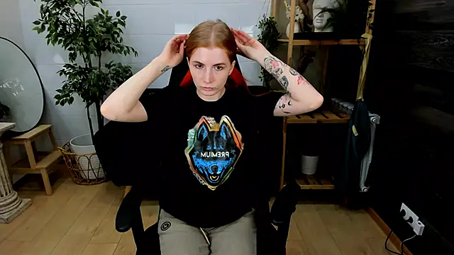 Snapshot of Mira__Blush chatting on February 22, 2025, 4:29 am Mira Blush online show from February 22, 2025, 4:29 am