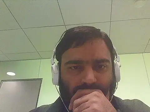 JohnBond009 online show from May 18, 2026, 9:04 am
