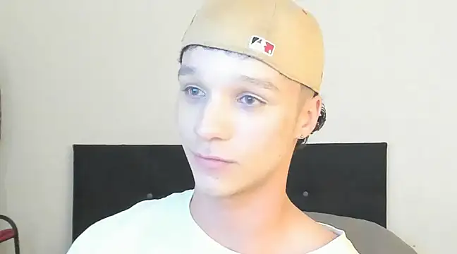 angelcortes online show from December 18, 2024, 10:46 pm