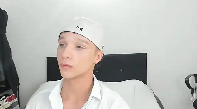 angelcortes online show from December 24, 2024, 10:55 am