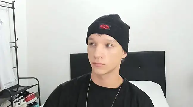 angelcortes online show from December 27, 2024, 11:06 am