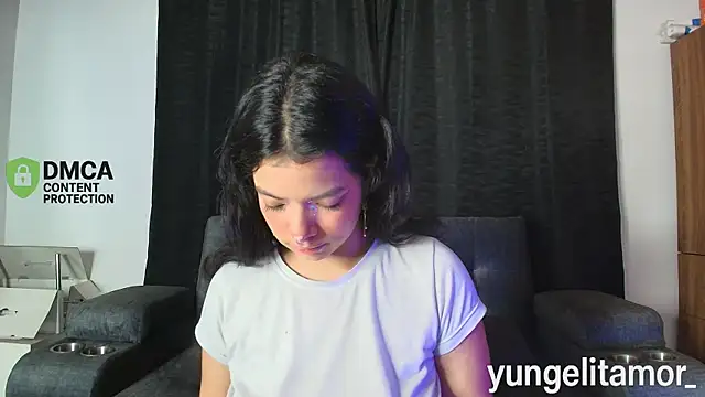 yungelitamor  online show from September 28, 2025, 5:02 am